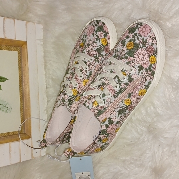 CAT & JACK SLIP ON SNEAKERS - Picture 2 of 16